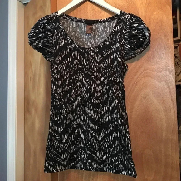 𝅺🍉 Black and white print top with braided sleeves - Picture 1 of 4